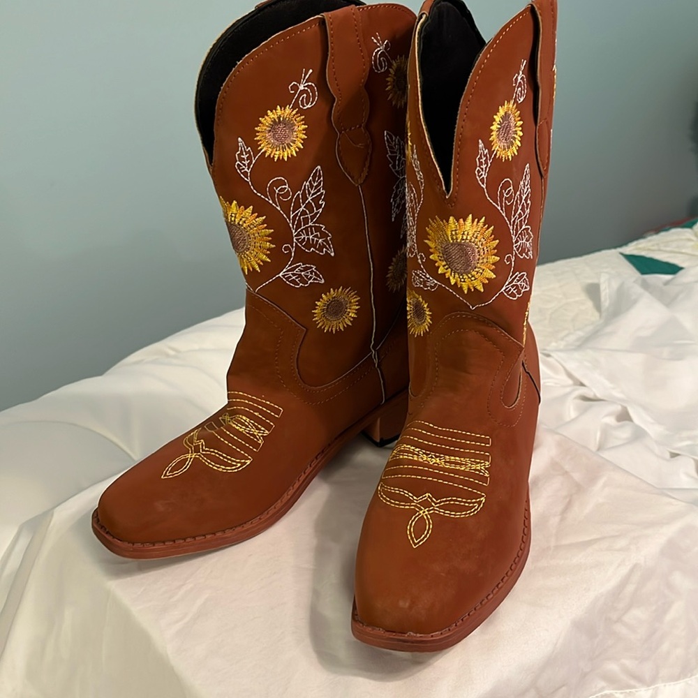 Women’s faux suede sunflower embroidered cowboy boots.  Size:  7 1/2.